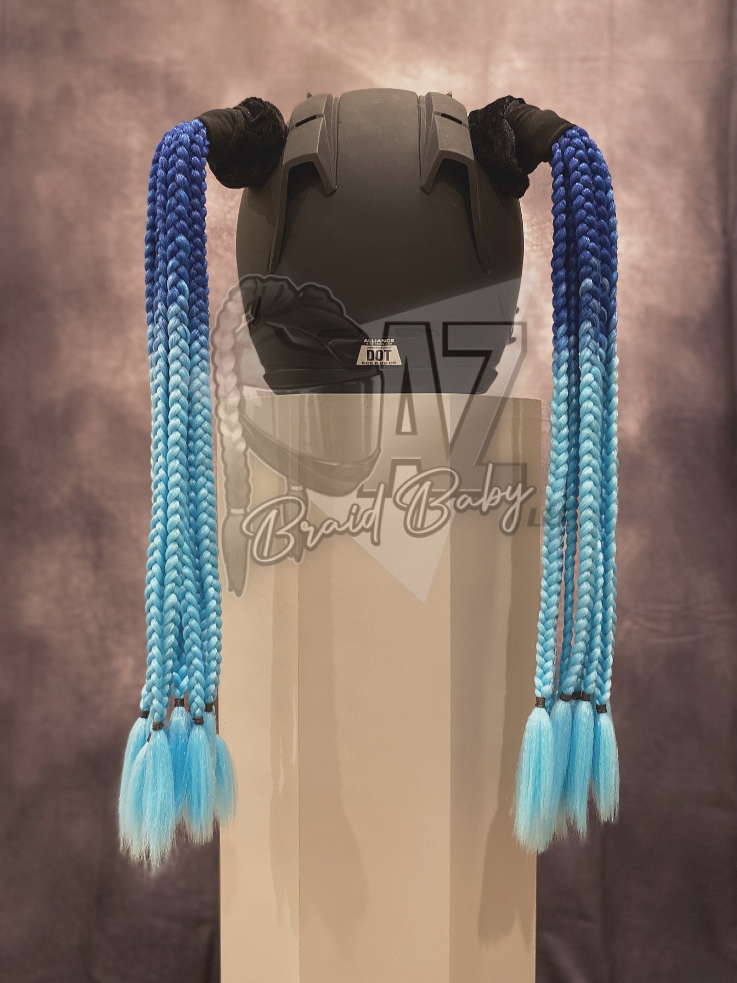 Blaue bis hellblaue Mini-Zöpfe